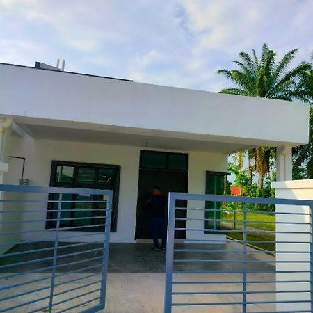 Aiman'S Rose Homestay Teluk Panglima Garang Экстерьер фото